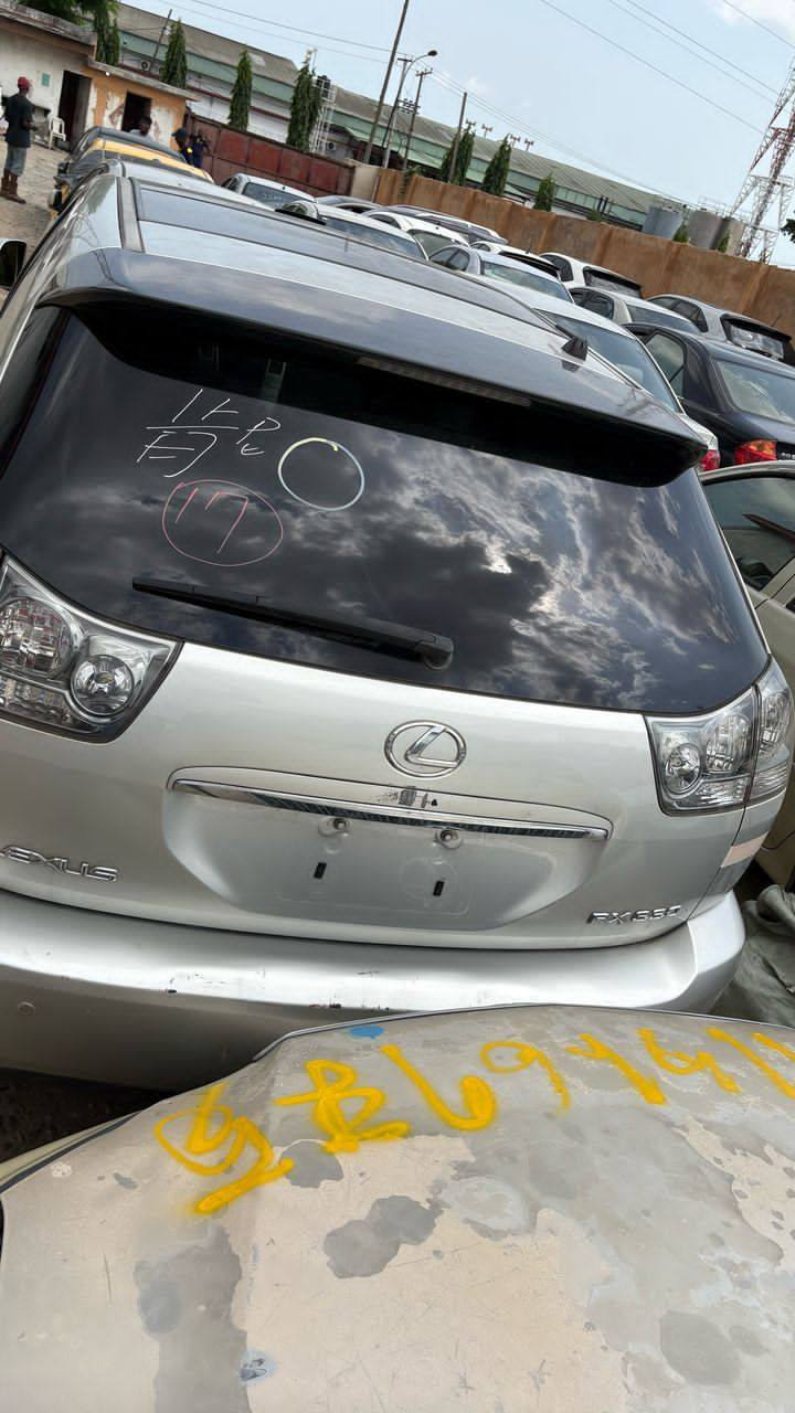 A picture of Lexus RX 330 2005
