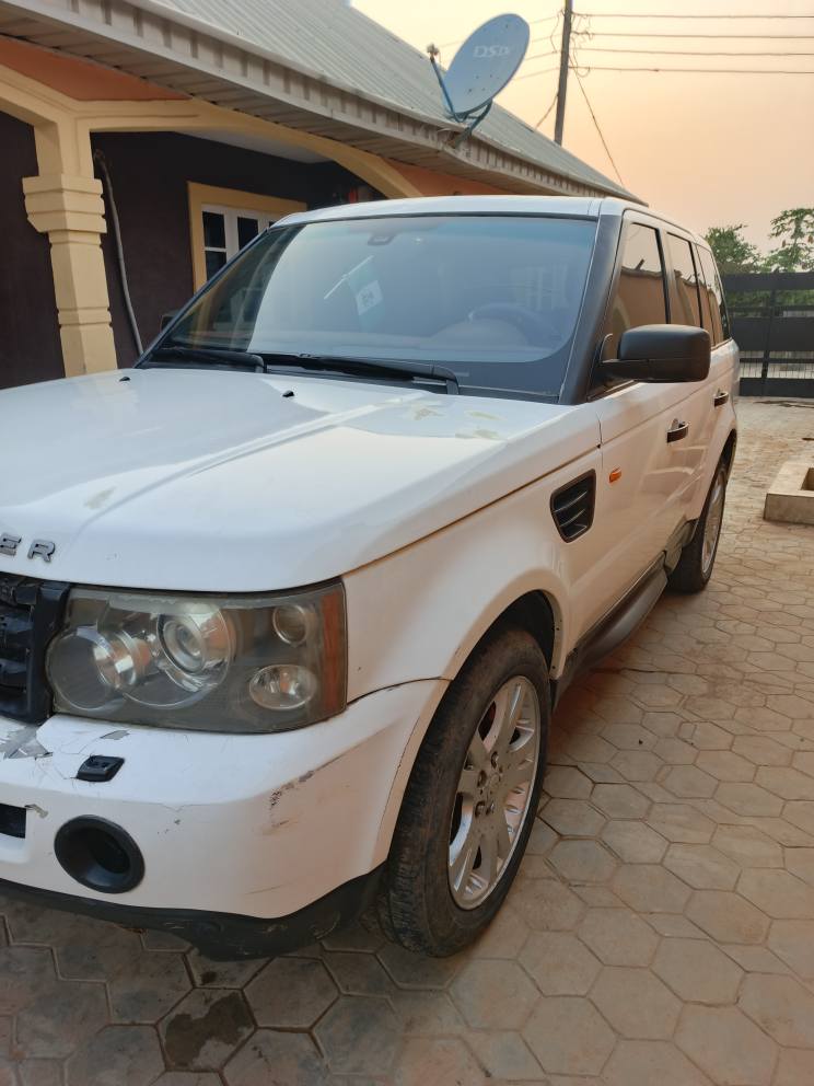 A picture of Neatly used Range Rover sport 2008 model HSE V8 Engine