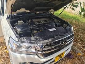 A picture of TOYOTA LANDCRUISER VXR V8 GOOD NEW FOR SELL 100M SO