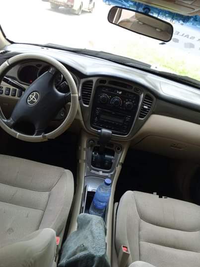 A picture of 2004 TOYOTA HIGHLANDER