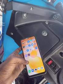 A picture of Infinix hot 12i new condition