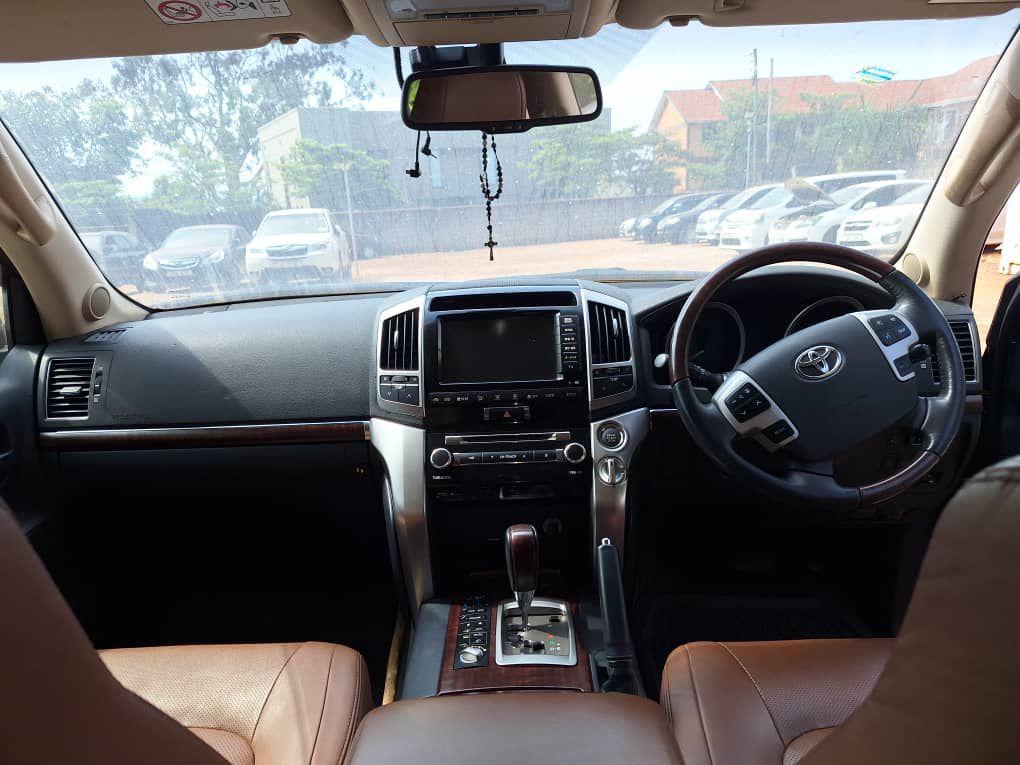 A picture of Land cruiser V8 petrol 0700327795