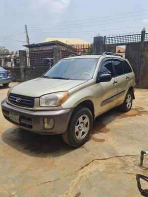 A picture of Toyota rav4 2003