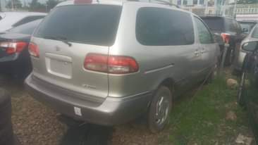 A picture of 2001 Toyota Sienna