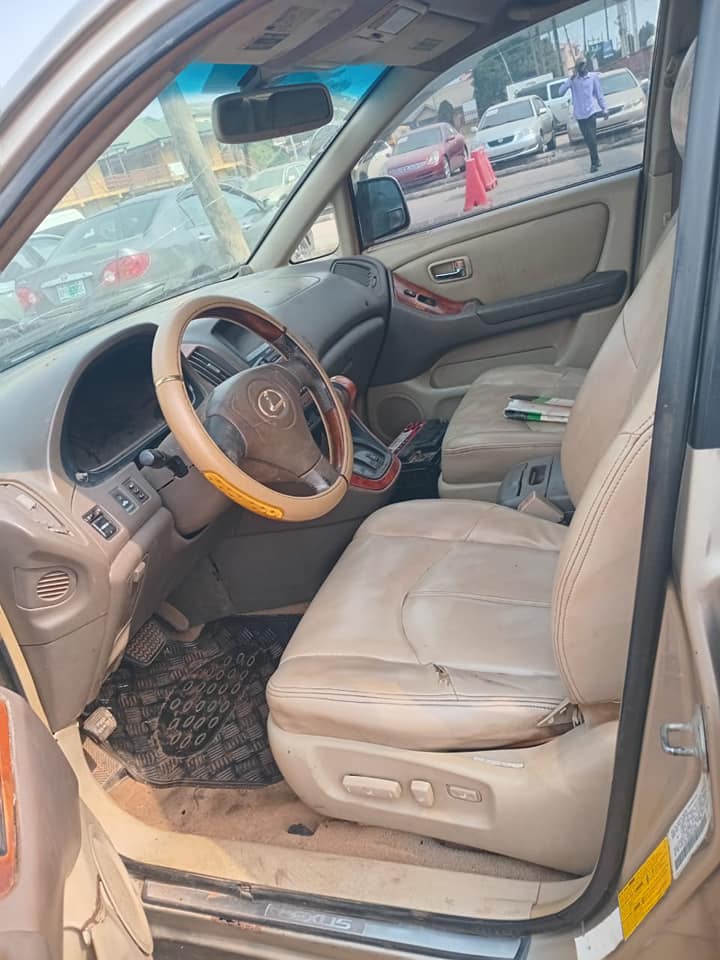 A picture of Lexus RX300