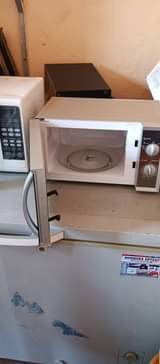 A picture of 20L capacity Hisense microwave on the sale
