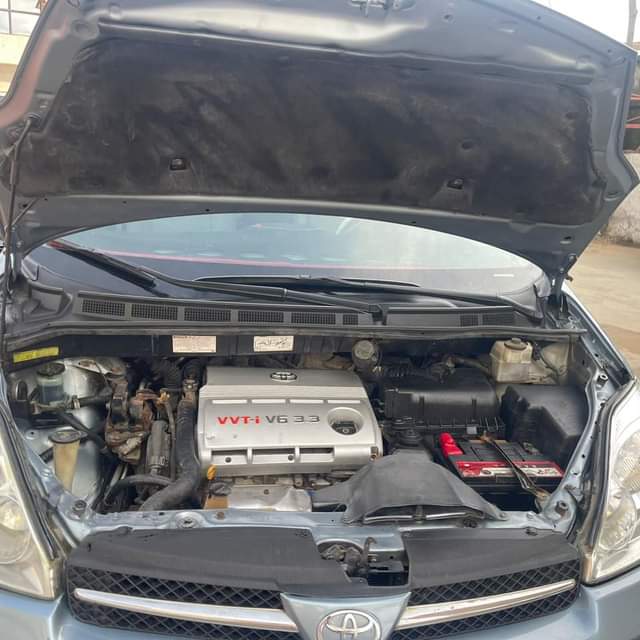 A picture of Toyota sienna 04 05