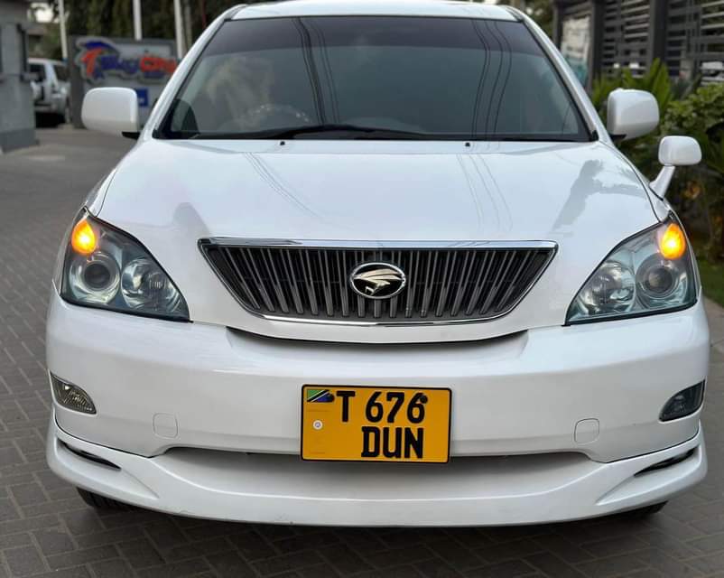 A picture of Toyota harrier new model 2004