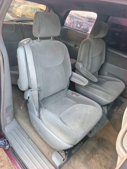 A picture of TOYOTA SIENNA 05 Engine gear ac OWNER NEED MONEY PRICE