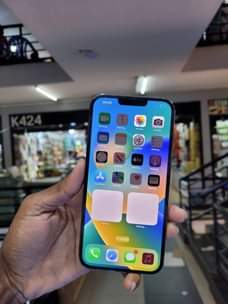 A picture of Iphone 13pro max available at 2 750 000ugx call or