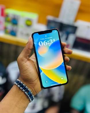 A picture of IPHONE XS 64GB 64gb no face id cleann 400k