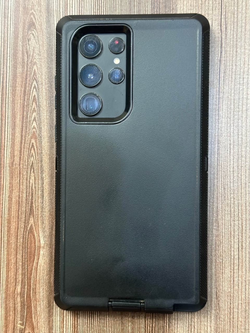 A picture of Samsung S22 Ultra 128GB with a slightly invisible crack