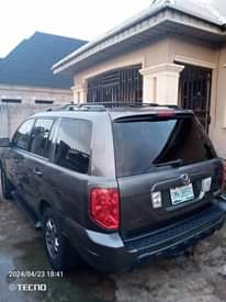 A picture of 2004 Honda pilot