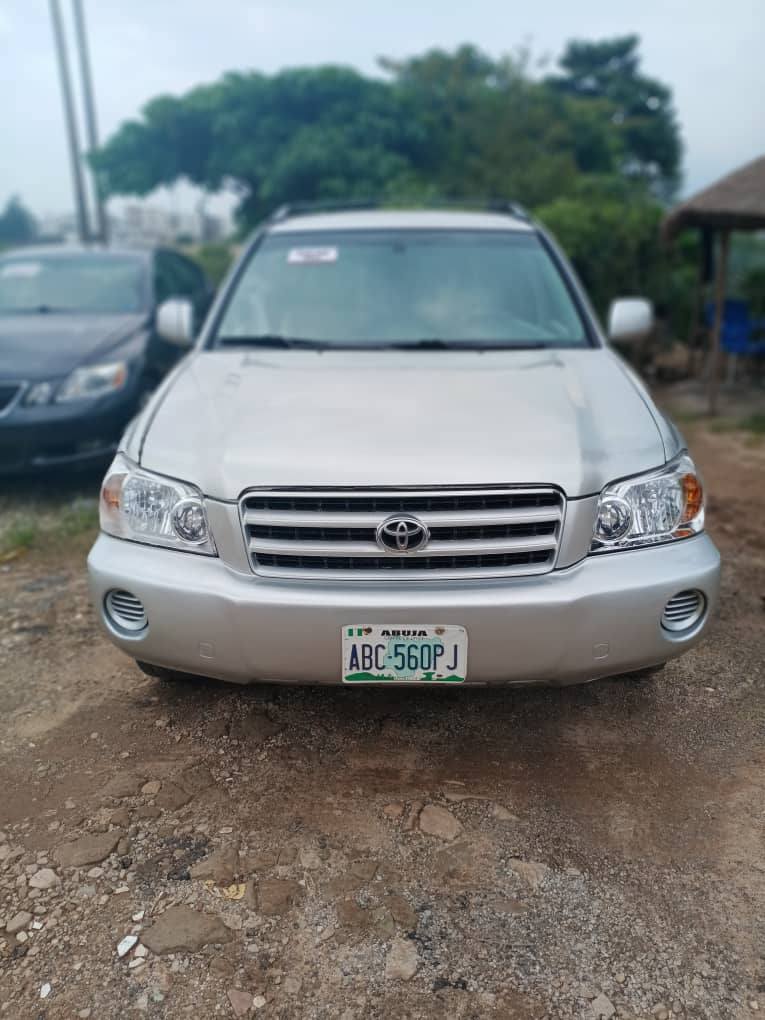 A picture of Toyota highlander Nigerian neatly used. Distress sale. Price 4.5M. Call