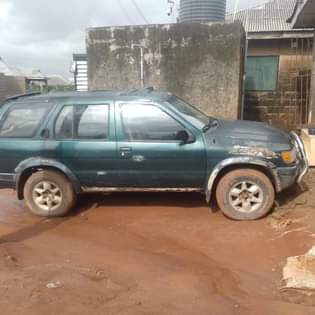 A picture of 2000 Nissan Pathfinder Soccer24