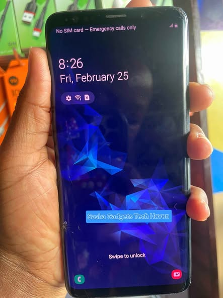 A picture of Samsung galaxy S9 plus has some cracks but working well