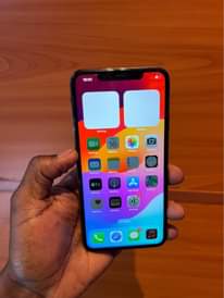 A picture of iPhone XS Max 256gb clean