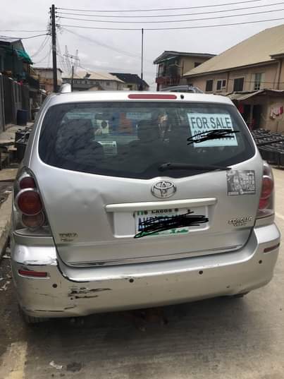 A picture of Toyota Corolla verso 04