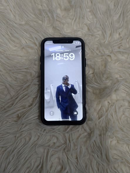 A picture of I phone x Gb 64