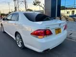 A picture of Toyota crown new