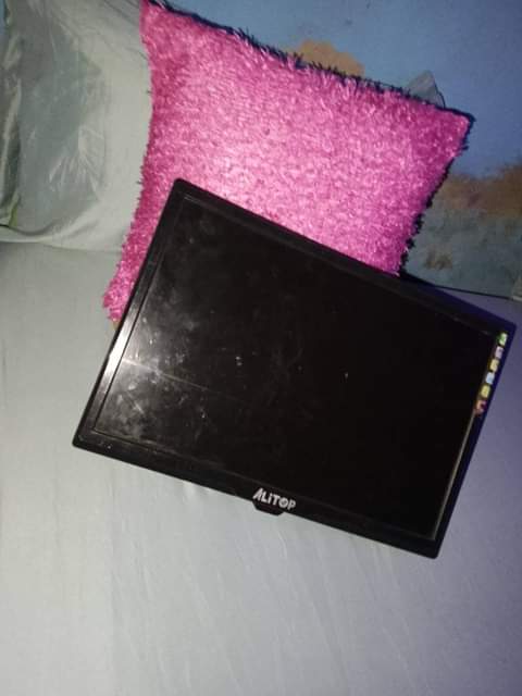 A picture of tv alitop nch24 imenyooka sana inataka 100k piga cm 0620309043