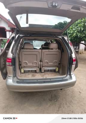 A picture of Toyota Sienna 02model Belgium grade 6months use Everything is working