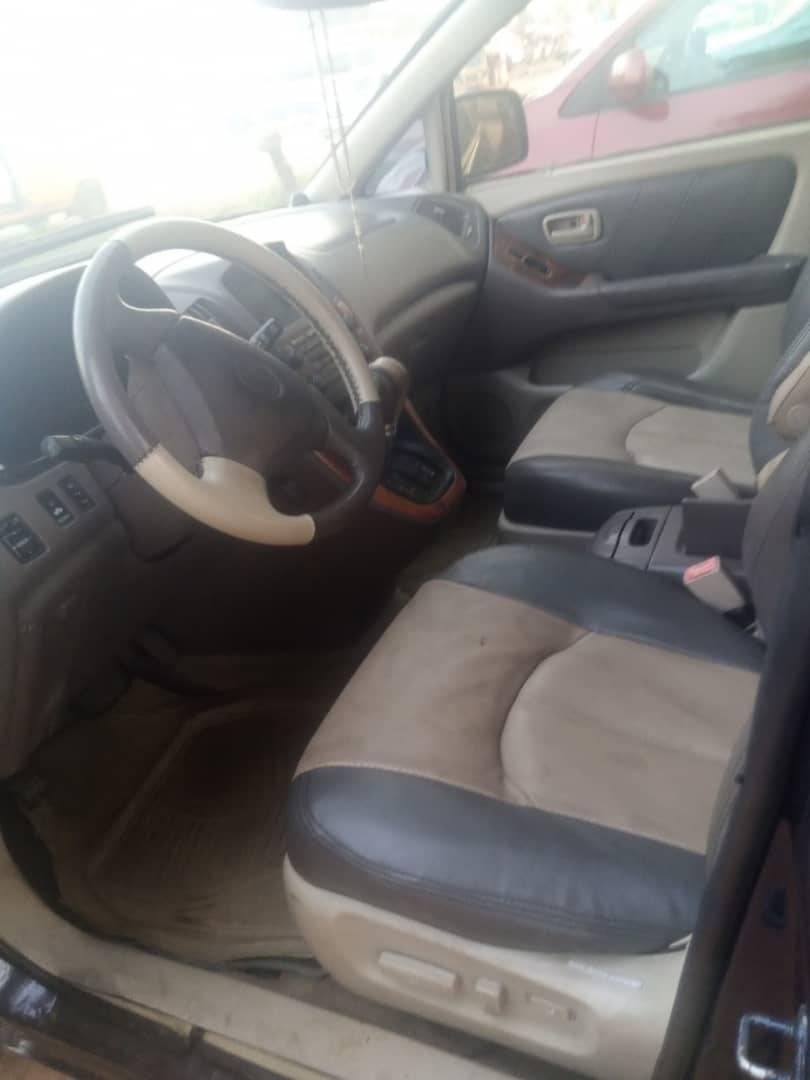 A picture of Lexus 300