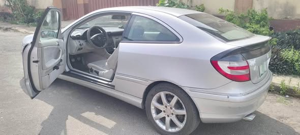 A picture of Benz c200 2005 model manual drive first body