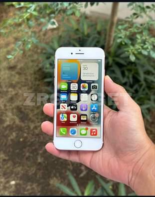 A picture of Iphone 7 plain 32gb 165 000