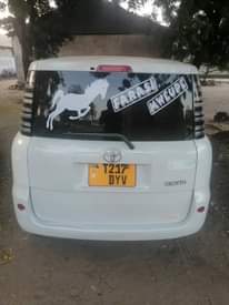 A picture of Sienta toyota Sienta. Nauza gari yangu kwa milioni kumi tu