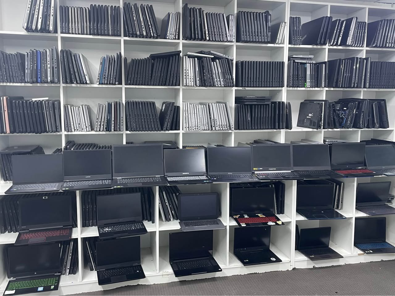 A picture of Dell Levono hp available