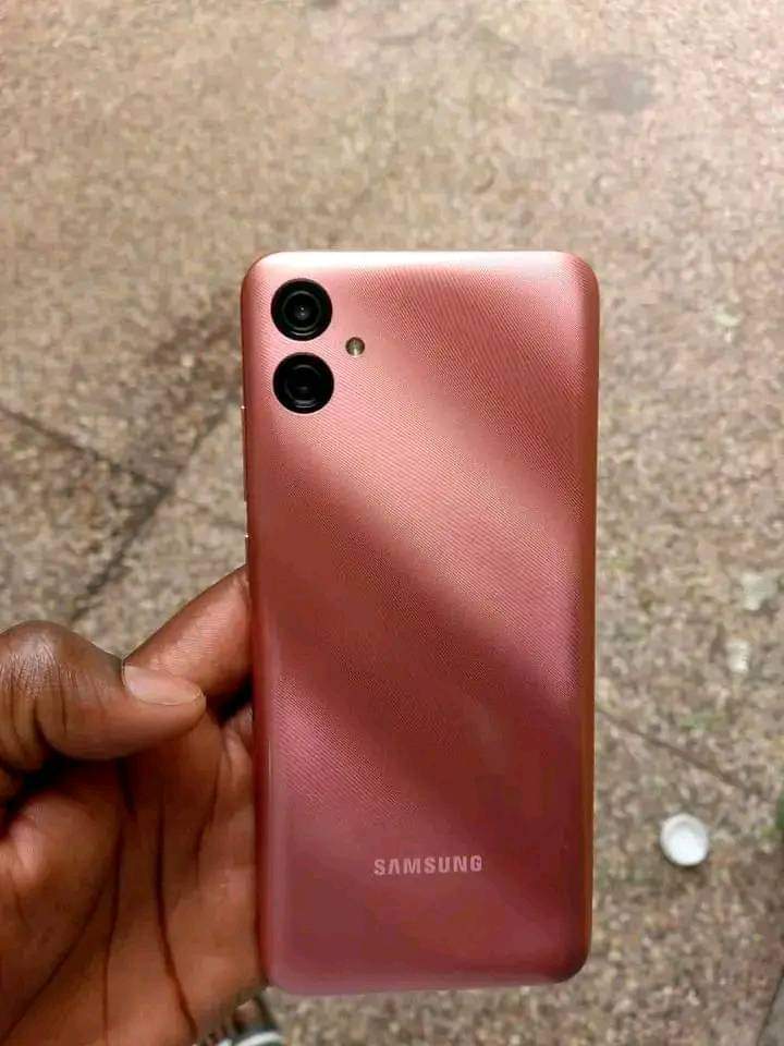 A picture of samsung a04e internal 32gb ram 3 haina kipengele imenyooka camera