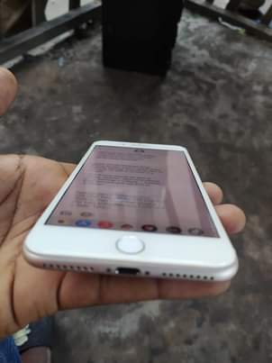 A picture of I phone 7 plus Imenyooka GB 32 kila kitu Kiko
