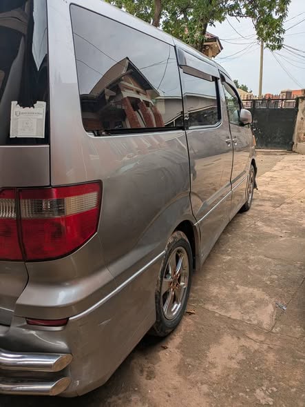 A picture of TOYOTA ALPHARD 2004 4WD