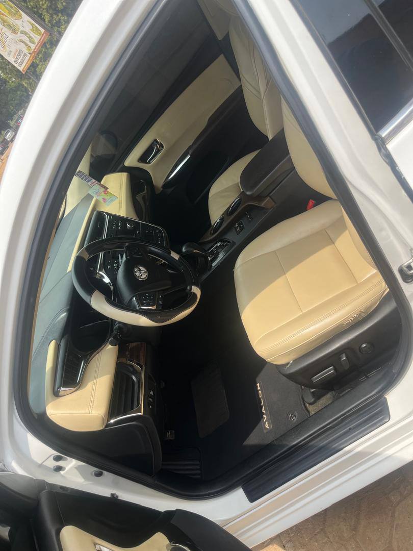 A picture of 2013 Toyota Avalon XLE