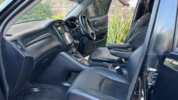 A picture of 2004 TOYOTA KLUGER OLD MODEL Automatic