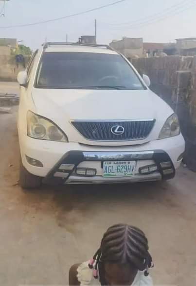 A picture of Lexus Rx330 2005 model... All components are working perfectly.. Engine