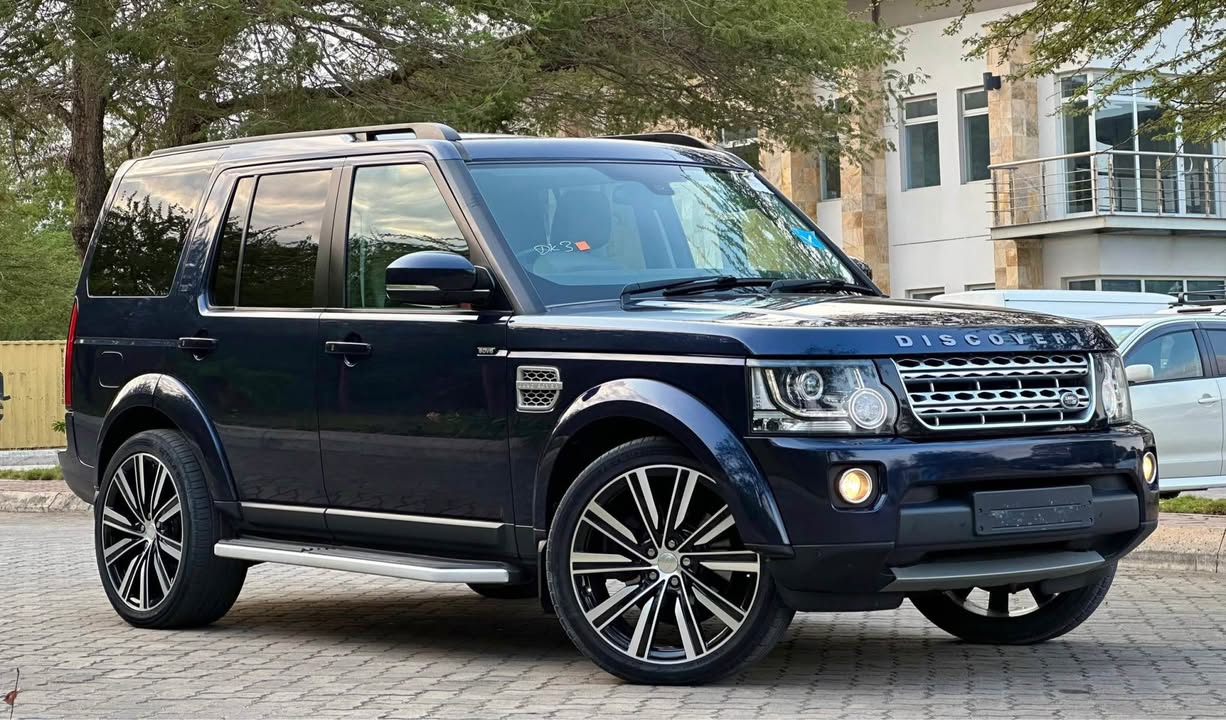 A picture of Land Rover Discovery 4 High Standard Edition HSE Year 2014