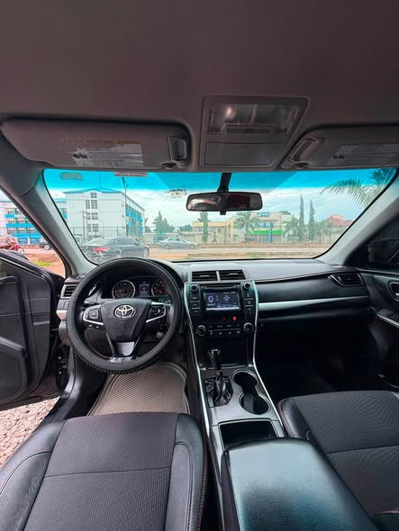 A picture of TOYOTA CAMRY 2016