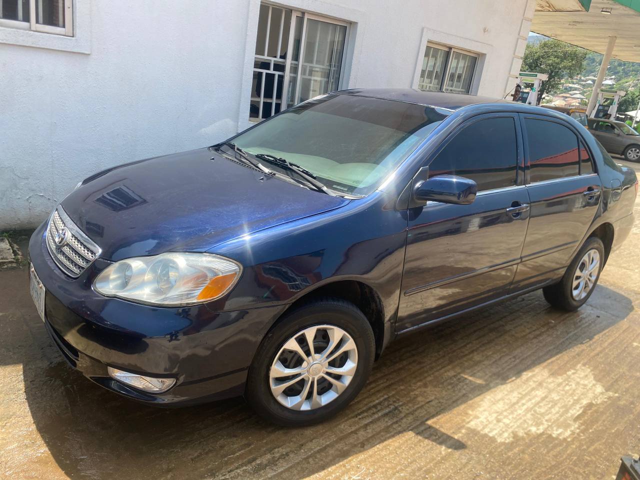 A picture of Toyota Corolla 04 with untemper engine and gearbox painted on