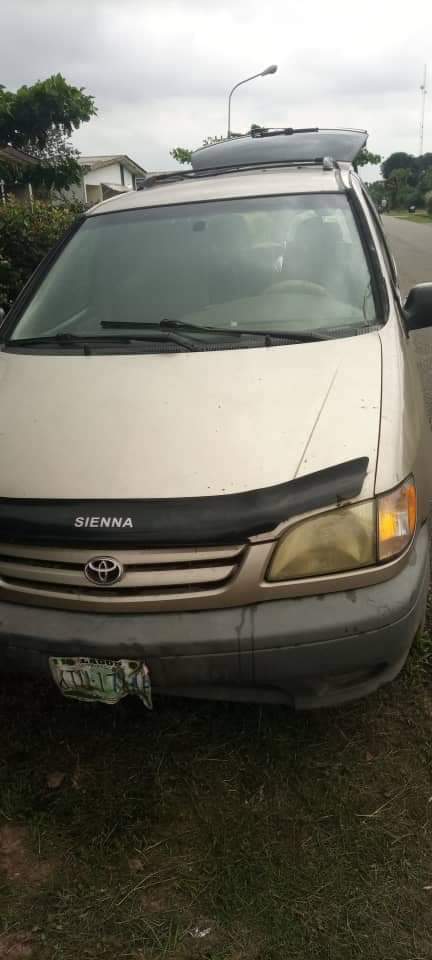 A picture of Oyaooo Dealers market 2002 Toyota sienna Engine AC chilling Gear