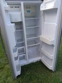 A picture of Samsung fridge double door inagandsha Sana bei 520000