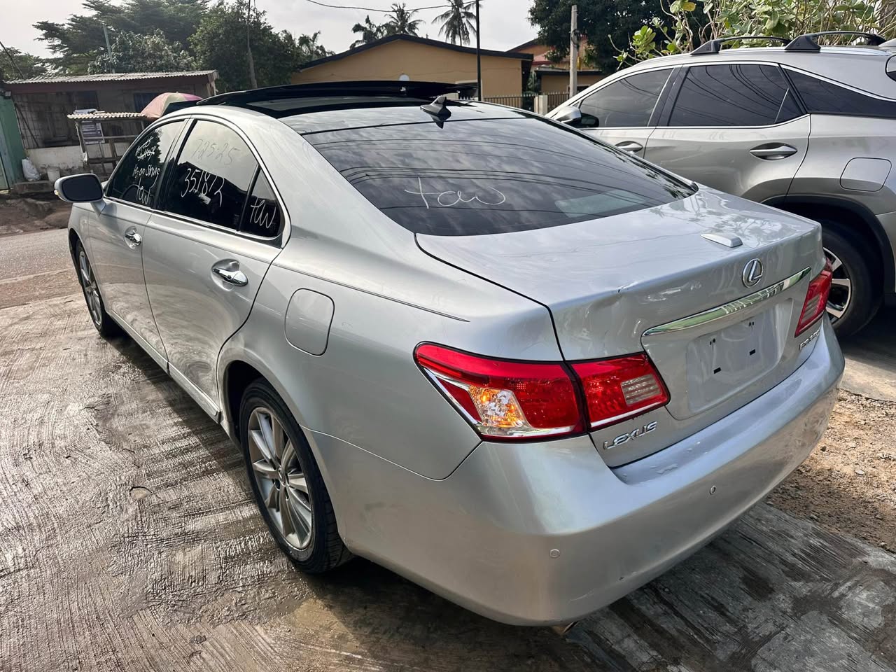 A picture of  2010 lexus es350 fullest option Gold