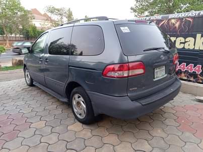 A picture of 2002 TOYOTA SIENNA