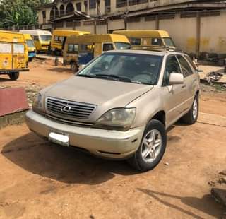 A picture of Lexus RX 300 2002
