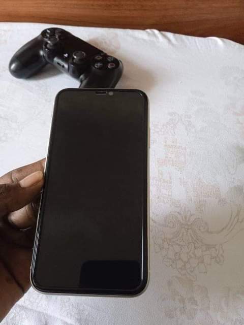 A picture of Iphone 11 haina mashine spare
