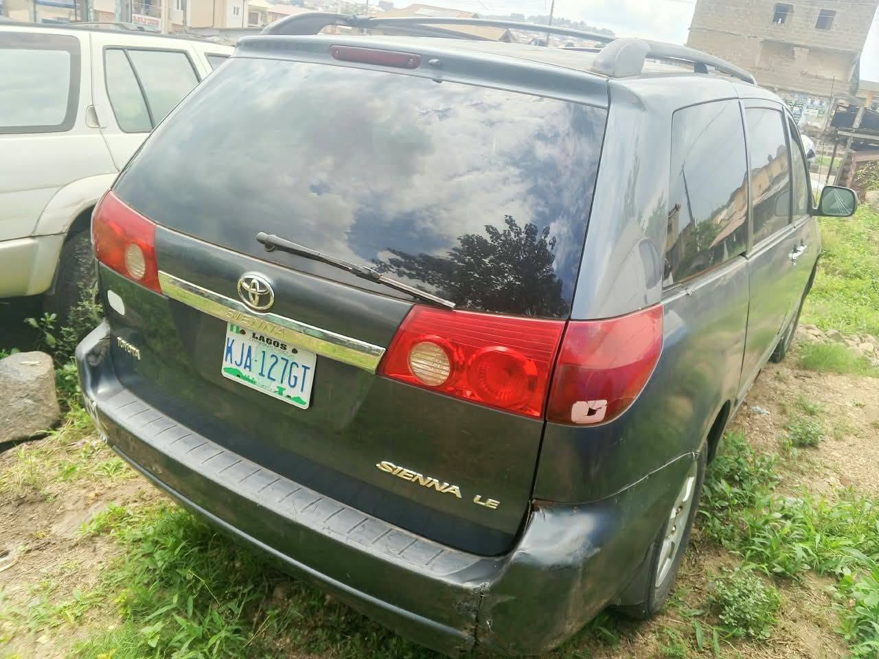 A picture of Toyota Sienna 2008 first body