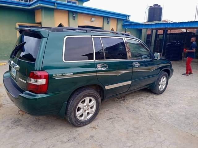 A picture of NOW SELLING FAST Toyota Highlander 2005 model neatly Nigerian used