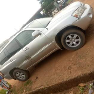 A picture of Toyota Highlander 2006 model with good untoched engine and gear
