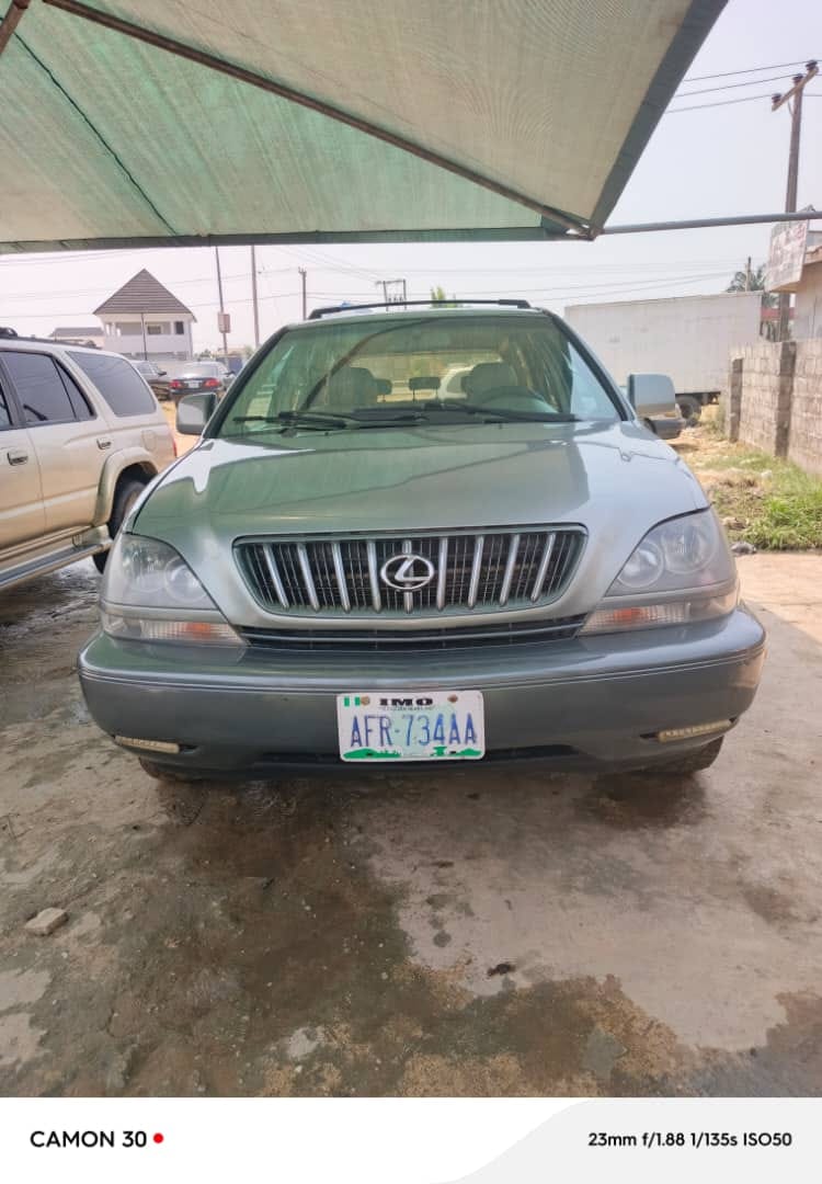 A picture of TOYOTA LEXUS RX300